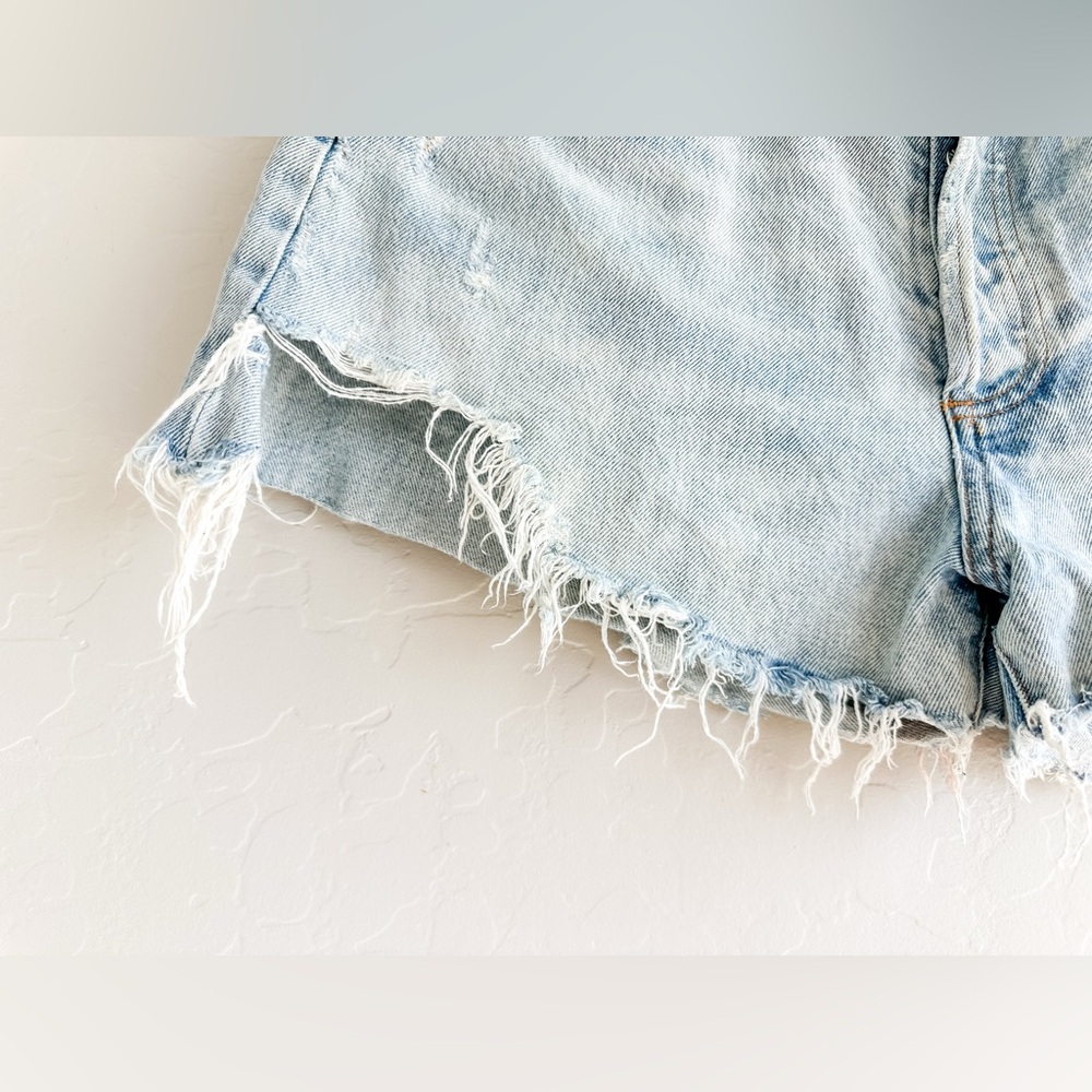 AGOLDE Parker Vintage Cutoff Denim Shorts Light Wash Distress Women’s - Size 32 - Picture 4 of 13